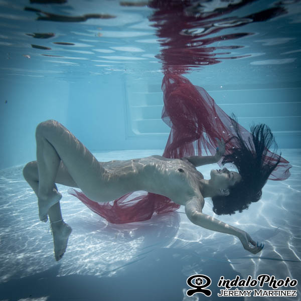 photo nu artistique, femme nue sous l'eau dans une piscine - photo : Jérémy Martinez / indalophoto.fr