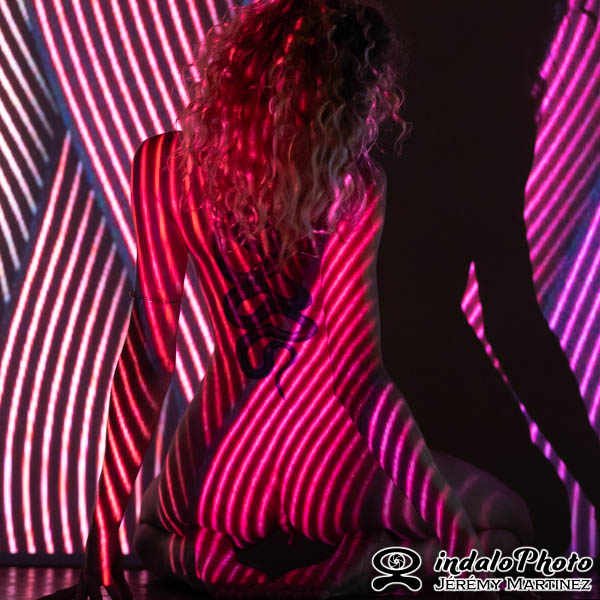 photo nu artistique, femme nue éclairée par des formes géométriques roses - photo : Jérémy Martinez / indalophoto.fr