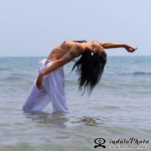 photo nu extérieur, femme dans la mer à demi nue - photo : Jérémy Martinez / indalophoto.fr