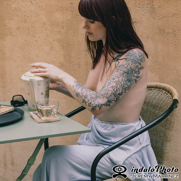 photo nu urbain, une femme dénudée buvant le thé dans le rue à Arles - photo : Jérémy Martinez / indalophoto.fr
