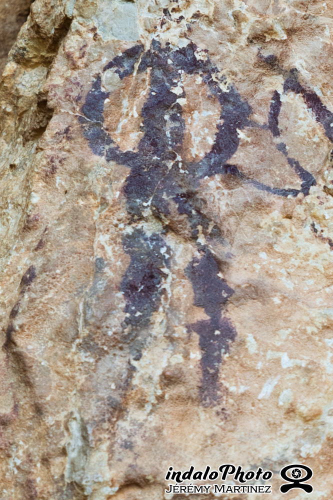 Photographie peinture rupestre de l'indalo (Cueva de Los Letreros)